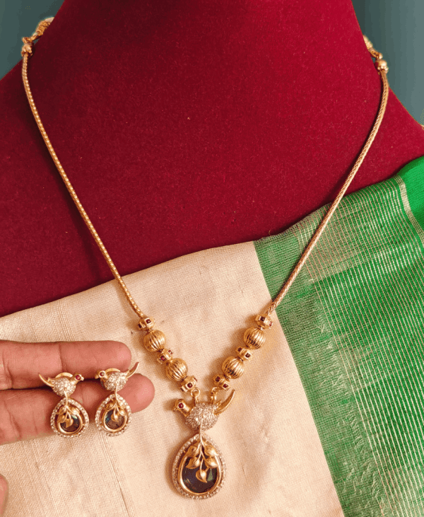 Ovel peacock necklace (violet)