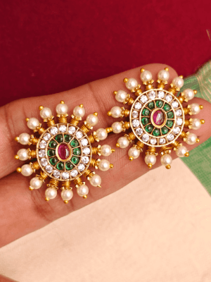 Chakra stud (emarald)