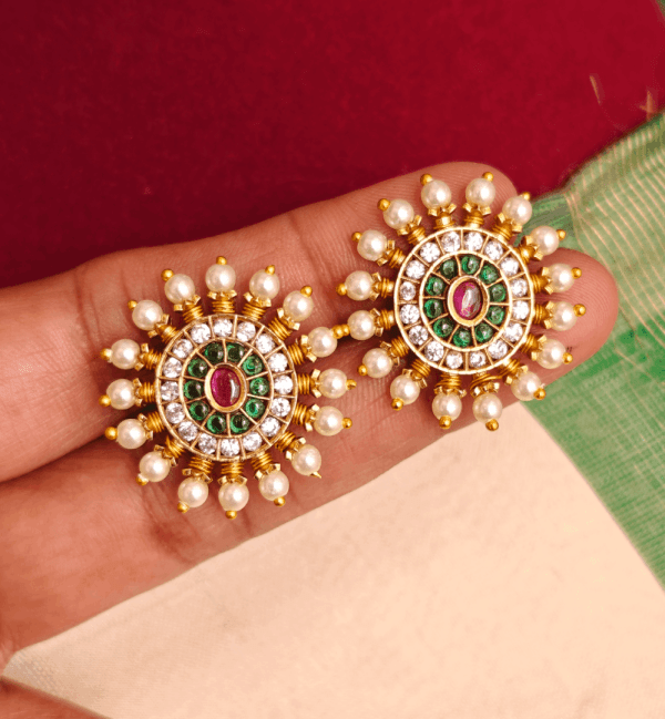 Chakra stud (emerald)