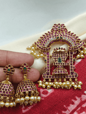 Linga pendant set with jumkha