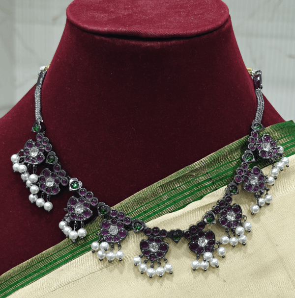 9 Betel leaf inspired real kemp black polish necklace