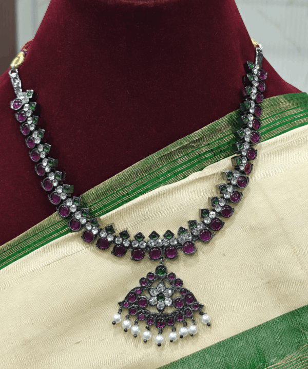 Maanga real kemp black polish necklace