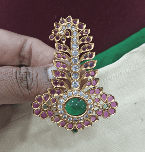 Andal kondai pendant