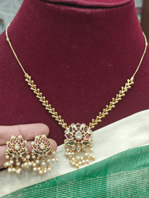 Lotus pendant with leaf chain