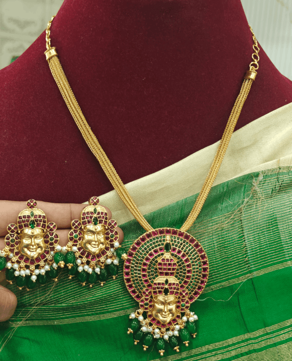 Kathak pendant set with chain