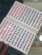 Chand bindi (Moon bindi)