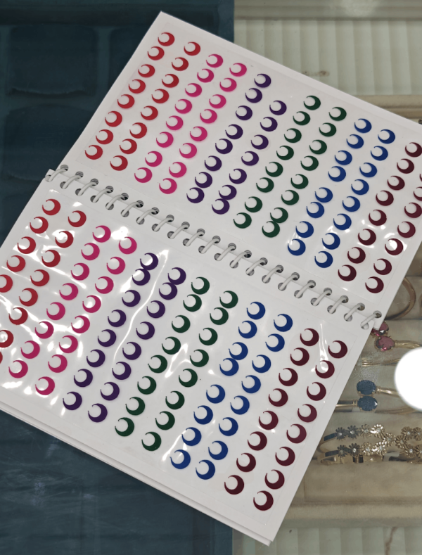 Chand bindi (Moon bindi)