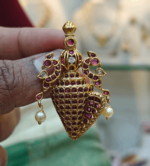 Double peacock shanku pendant