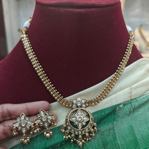 Kundan poo necklace