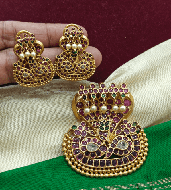 Krishna seshan pendant set