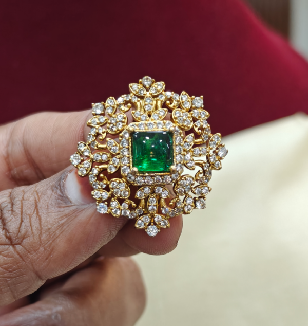 Royal saree pin (Green)