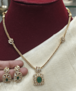 Peacock solitaire necklace (Emerald)