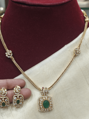 Peacock solitaire necklace (Emerald)