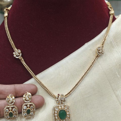 Peacock solitaire necklace (Emerald)