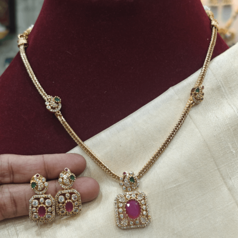 Peacock solitaire necklace (Ruby)