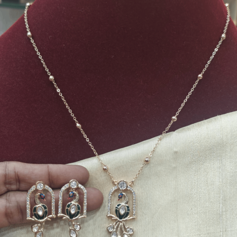 Peacock enamel pendent with chain set(green)