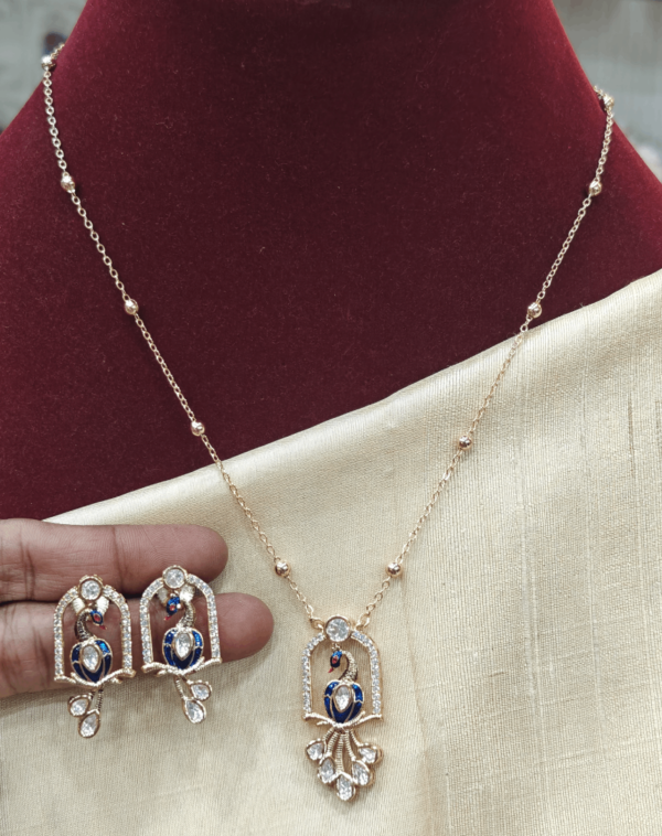 Peacock enamel pendent set with chain (blue)