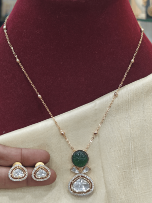 Carve stone kundan pendent set(green)