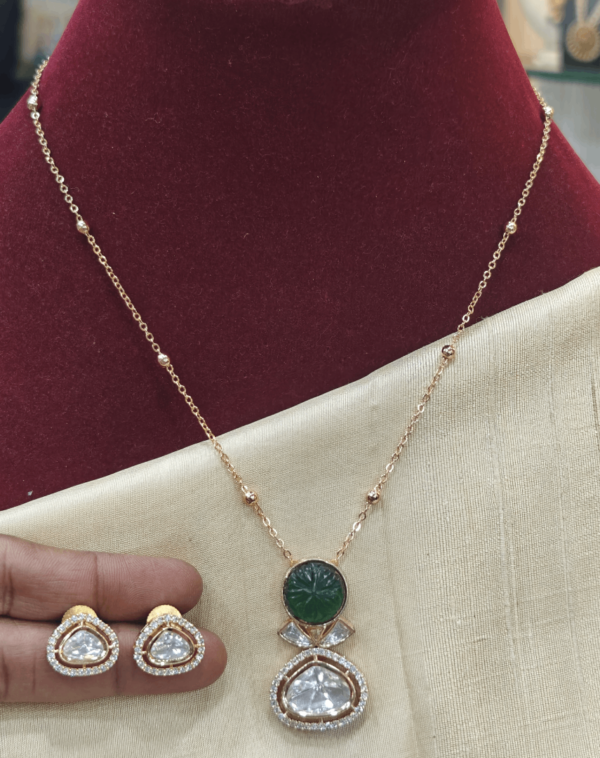 Carve stone kundan pendent set(green)