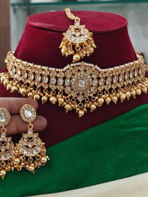kundan choker with maangtika