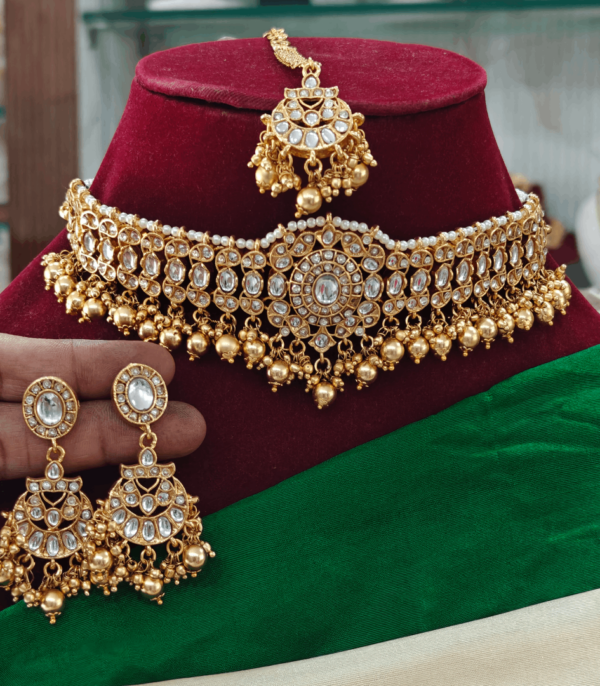 kundan choker with maangtika