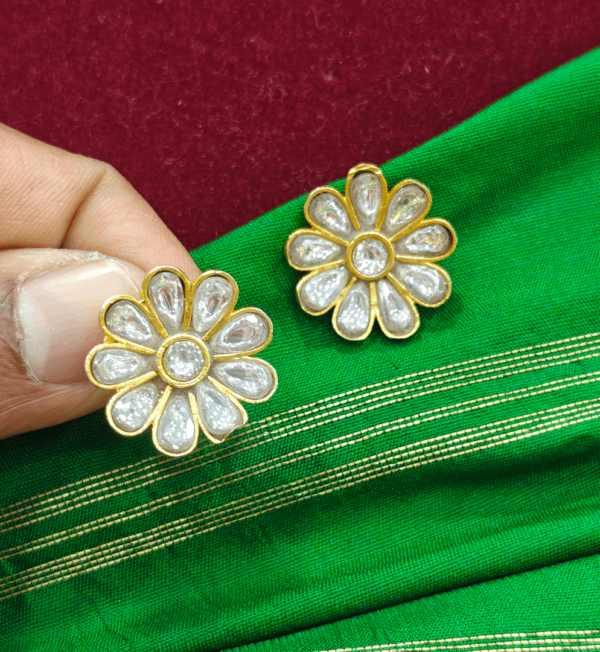 9 Petal (white stone) bugadi