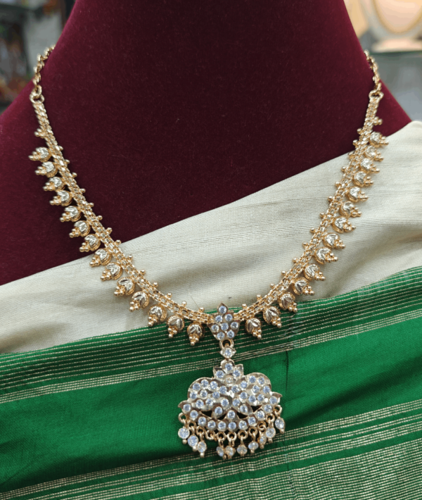 Attigai necklace with the pendant leaf design