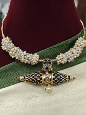 Pearl hasli with dhamarukam pendant