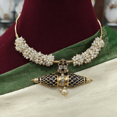 Pearl hasli with dhamarukam pendant