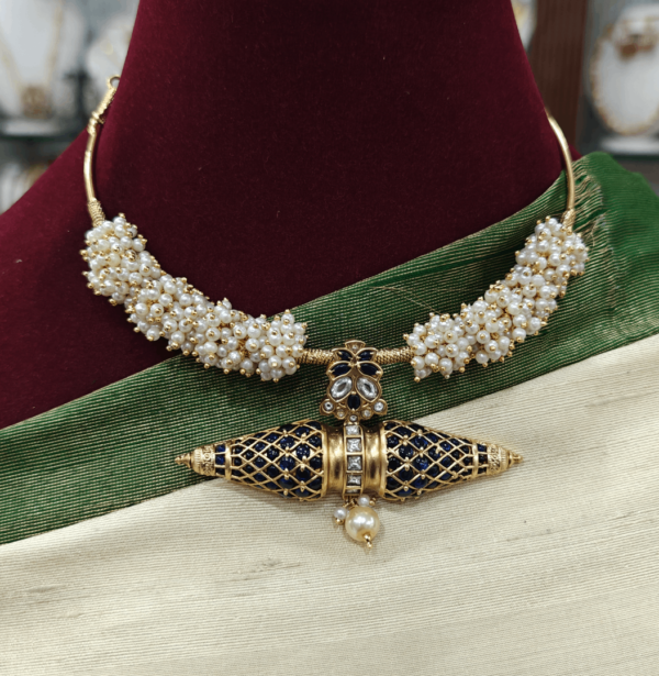 Pearl hasli with dhamarukam pendant