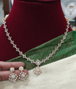 Leaf design necklace