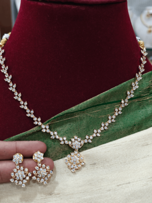 Leaf design necklace