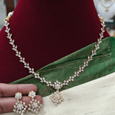 Leaf design necklace