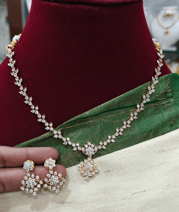 Leaf design necklace