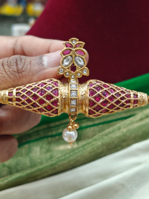 Damaru pendant (Ruby white)