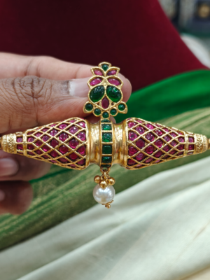Damaru pendant (Ruby green)