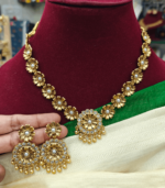 Flower necklace in pearl