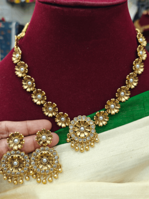 Flower necklace in pearl