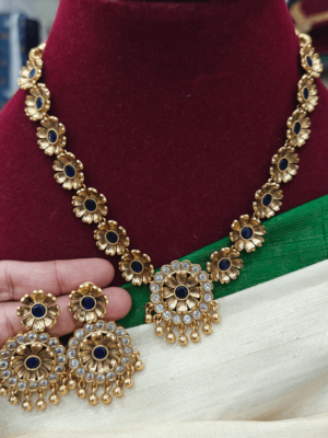 Flower necklace in blue