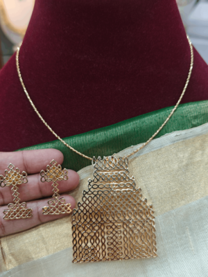 Gopuram kolam pendant with the chain set