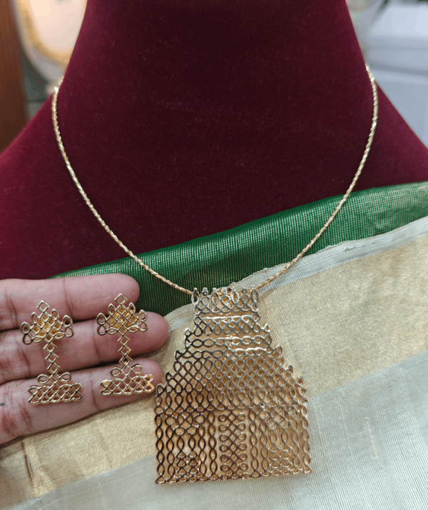 Gopuram kolam pendant with the chain set