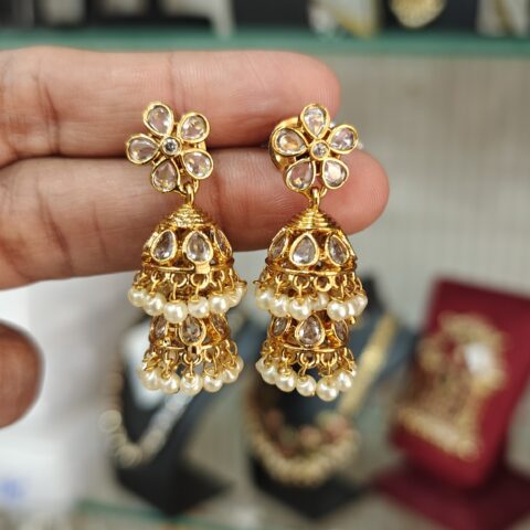 Kundan jhumka