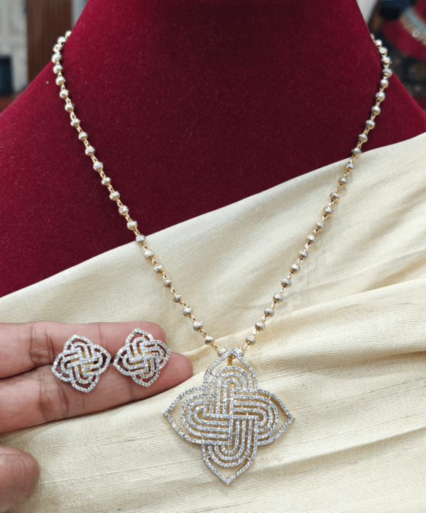 Kolam pendant set with chain