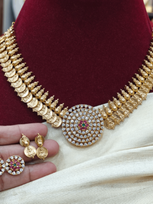 Kasu necklace with diamond pendant and double studs