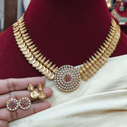 Kasu necklace with diamond pendant and double studs
