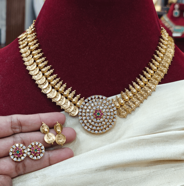 Kasu necklace with diamond pendant and double studs